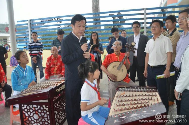 省委常委市委书记张琦带队深入灵山镇中心小学调研“创文”工作 省委常委市委书记张琦带队深入灵山镇中心小学调研“创文”工作