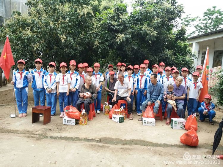 学雷锋 送爱心 ——灵山镇中心小学少先队开展三月“学雷锋”系列活动 学雷锋 送爱心 ——灵山镇中心小学少先队开展三月“学雷锋”系列活动